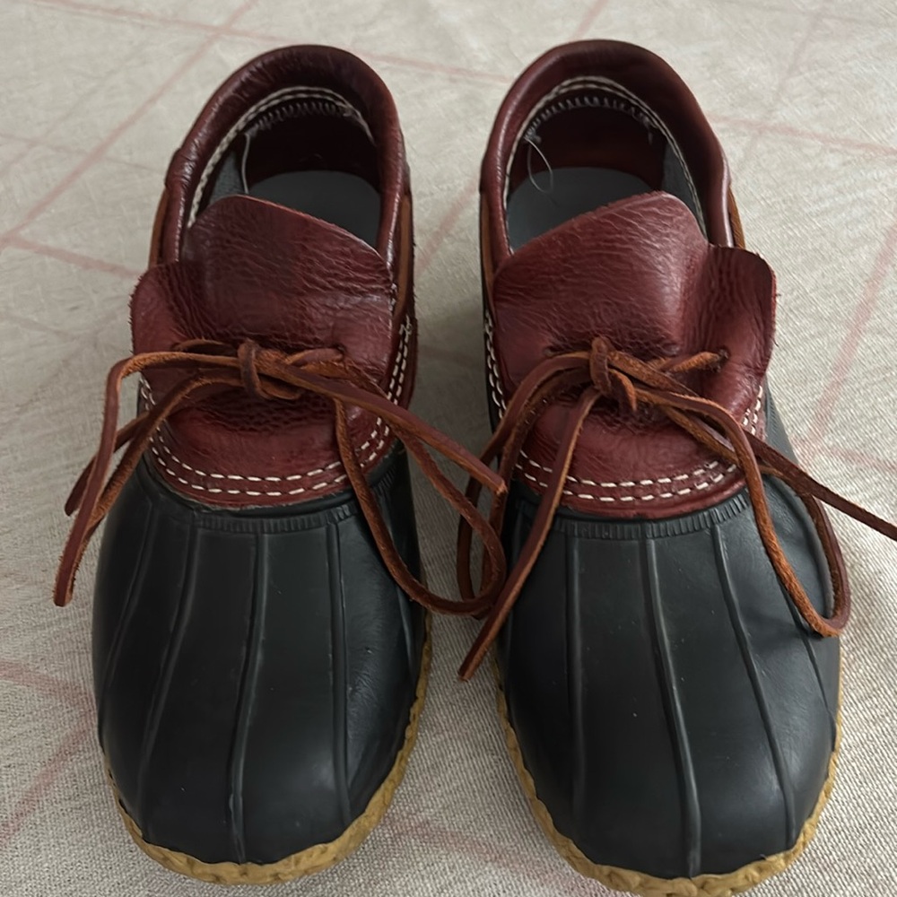 🦆LL Bean Duck shoes. Sz 7 unique combination NAVY and BURGUNDY 🦆